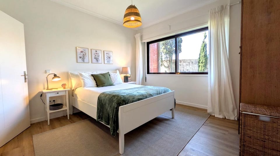 Bed, View (from property/room), Bedroom, City view, Street view, wardrobe