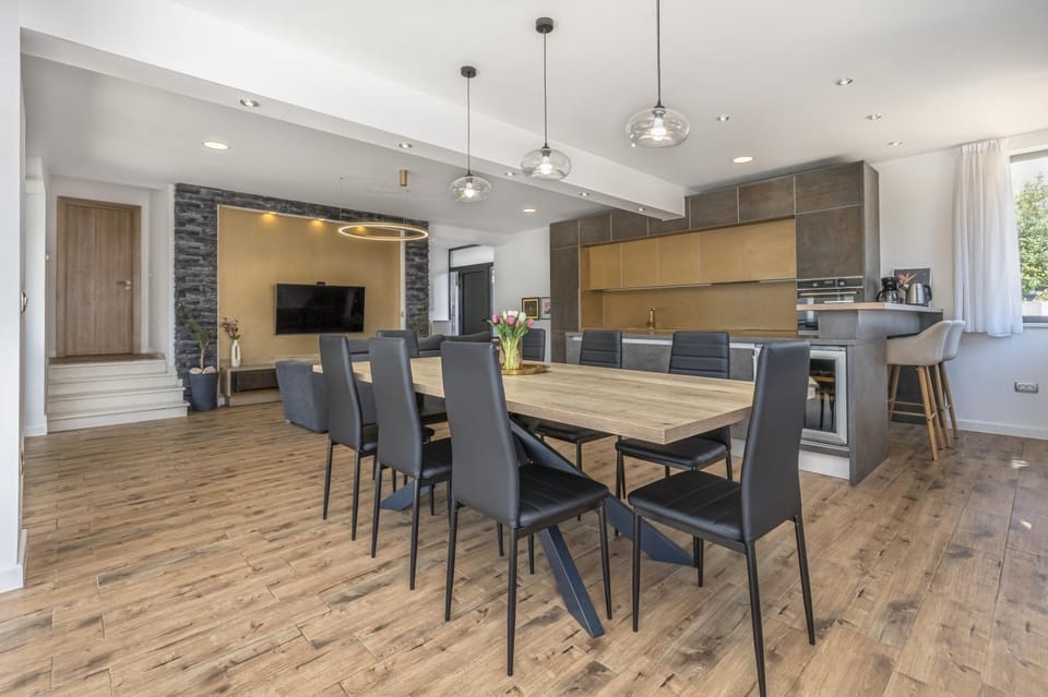 Kitchen or kitchenette, Seating area, Dining area