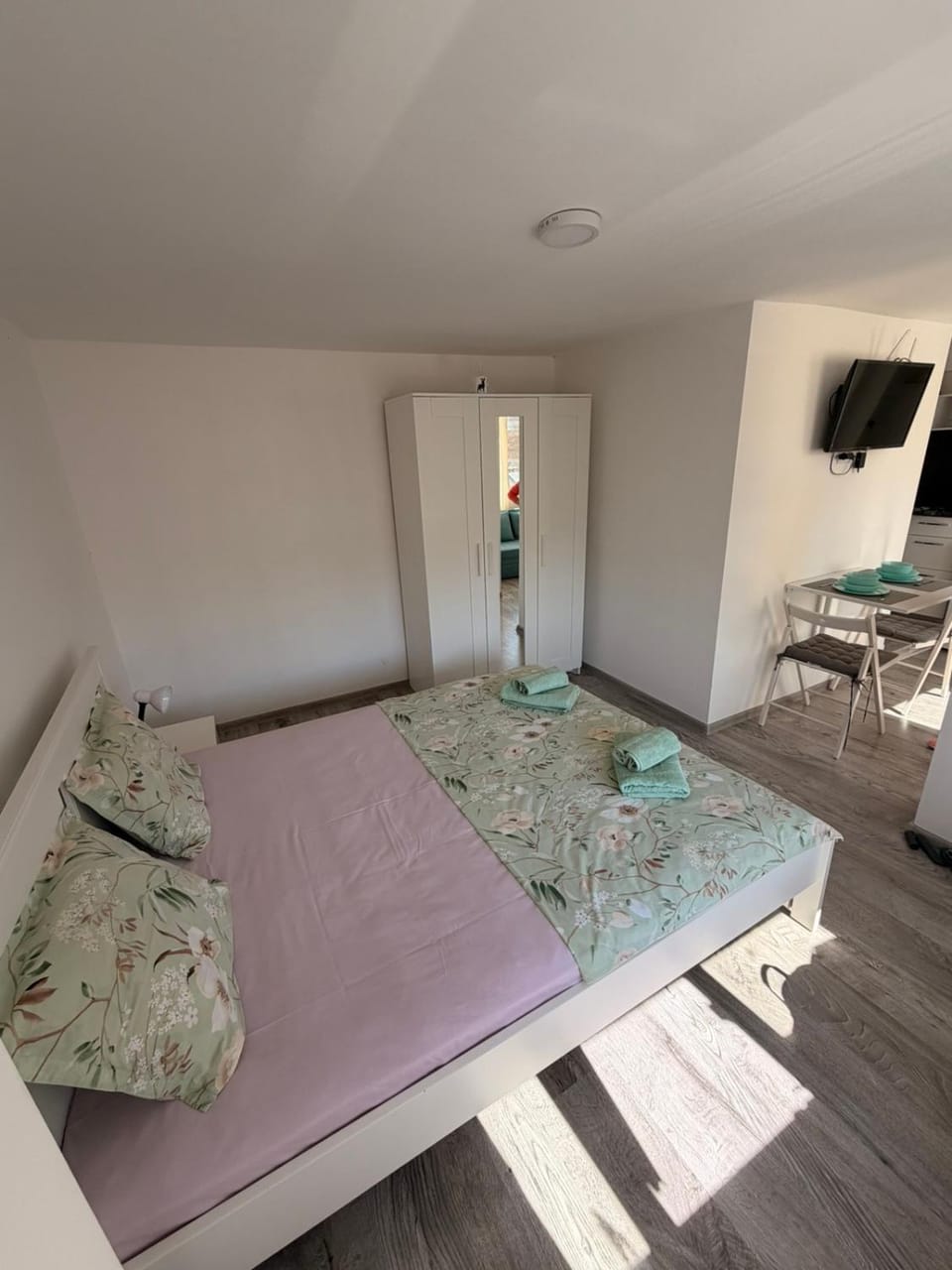Bed, Photo of the whole room, Bedroom, towels