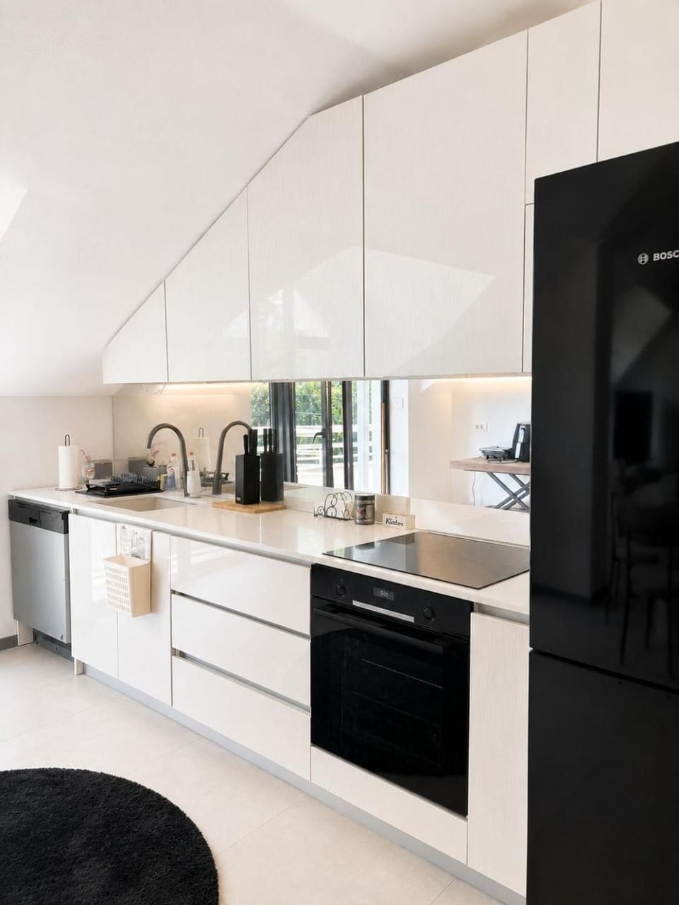 Kitchen or kitchenette, dishwasher, oven