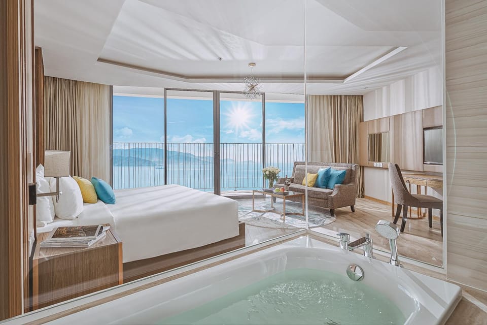 Bed, Natural landscape, Hot Tub, Living room, Photo of the whole room, Seating area, Bedroom, Lake view, Mountain view, Pool view, River view, Sea view, Swimming pool, Bath, towels