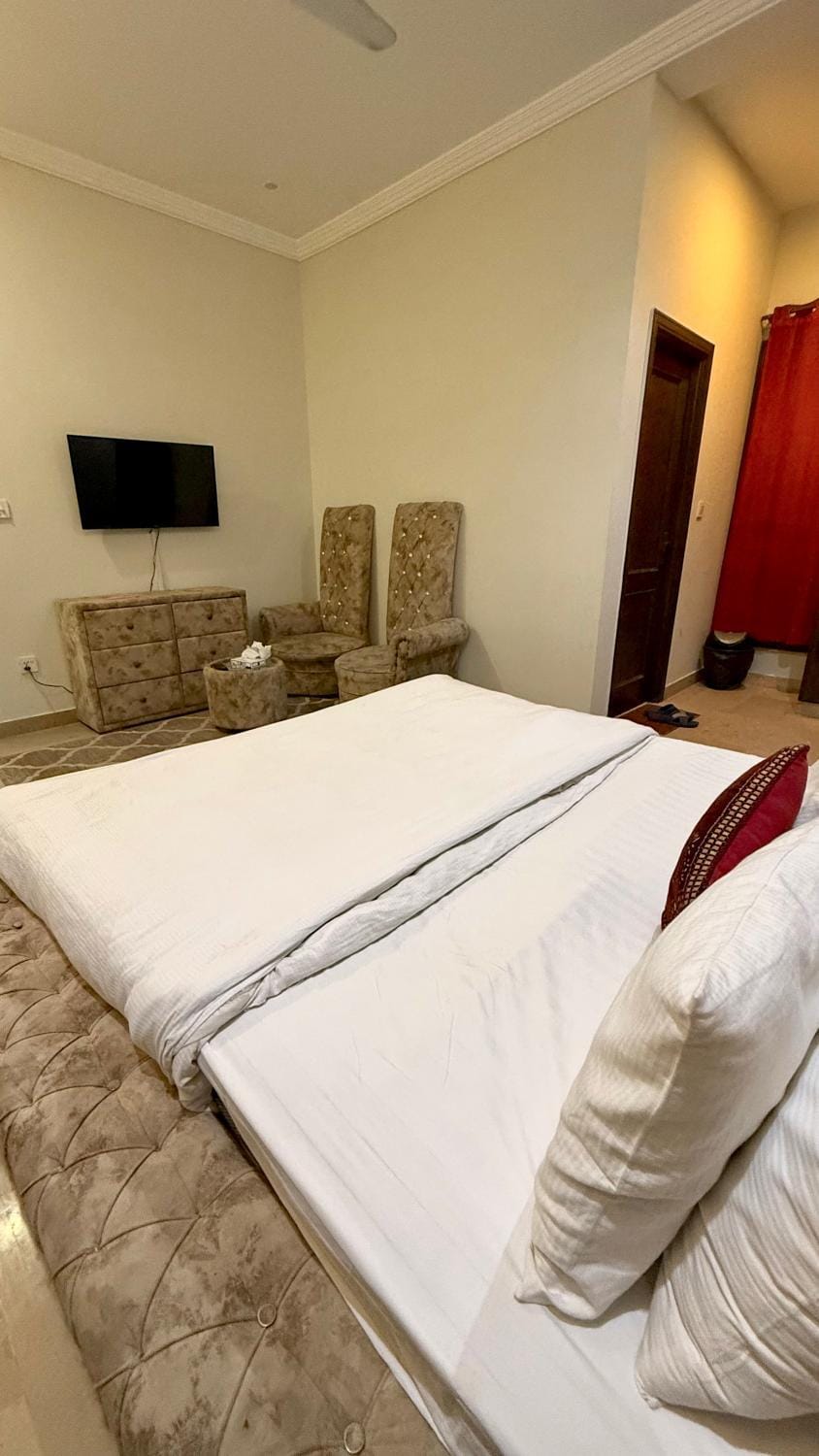 Bed, Photo of the whole room, Seating area, Evening entertainment, Bedroom