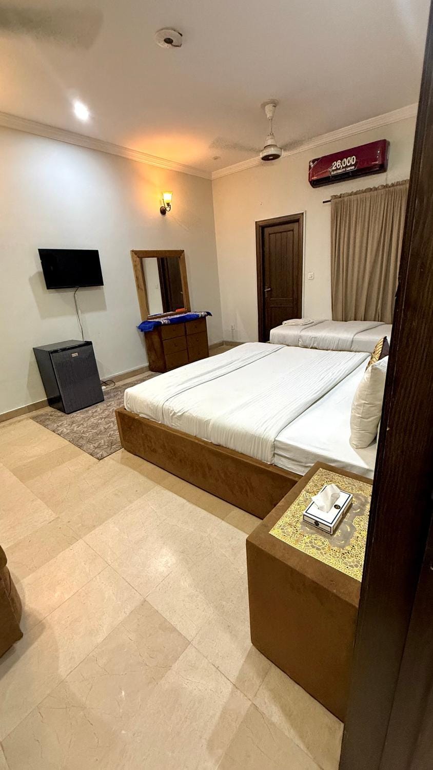 Communal lounge/ TV room, Bed, TV and multimedia, Bedroom