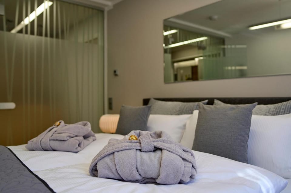 Bed, Photo of the whole room, Bedroom, towels