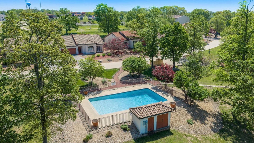 Lake Ozark Oasis Central Location & Pool Access House in Lake of the Ozarks
