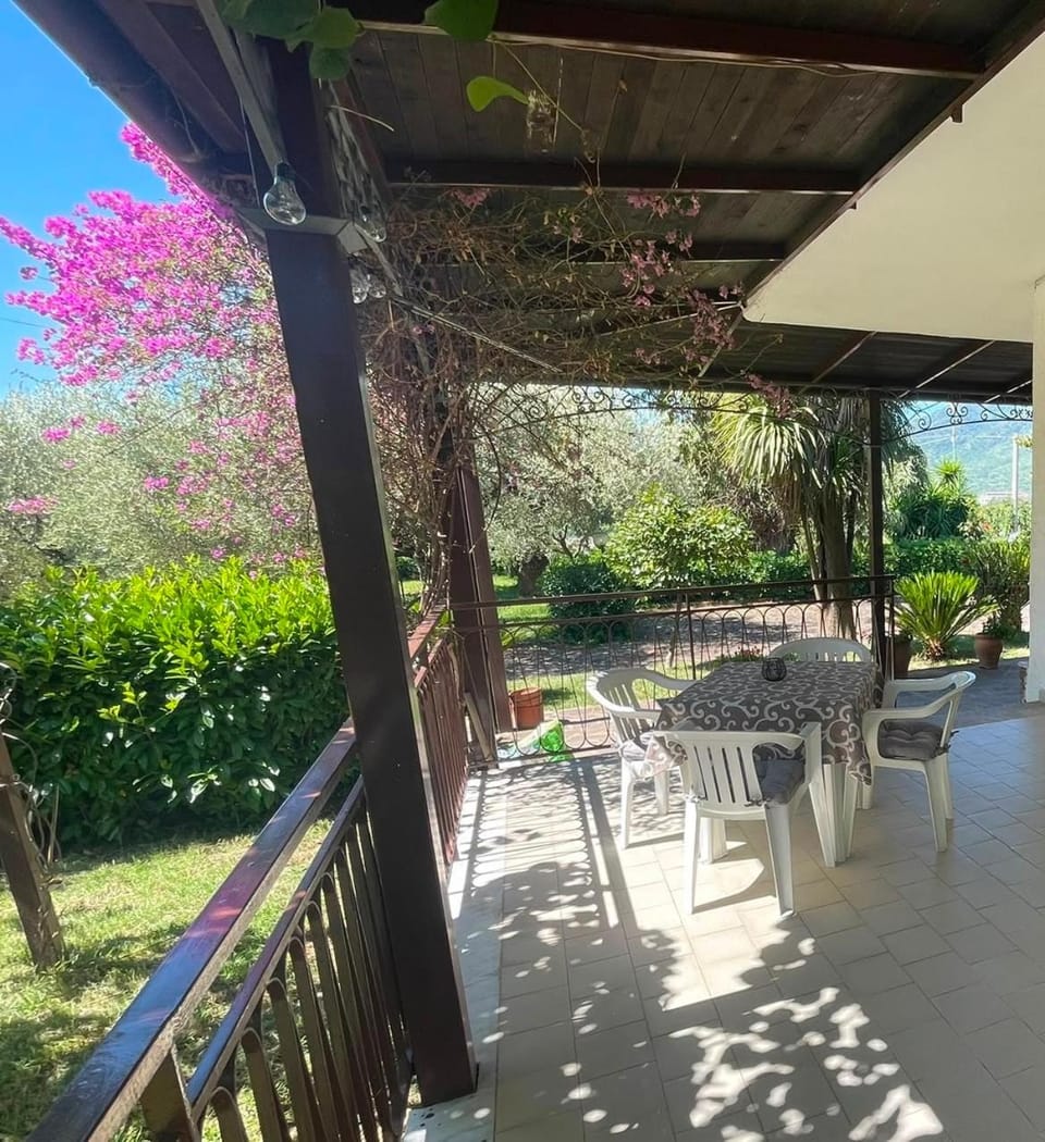 Villa Filomena-grande giardino con forno e barbecue- 6 posti letto-ideale per famiglie e feste private Villa in Campania