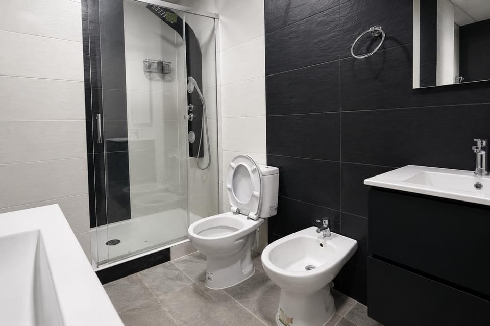 Shower, Toilet, Bathroom, towels