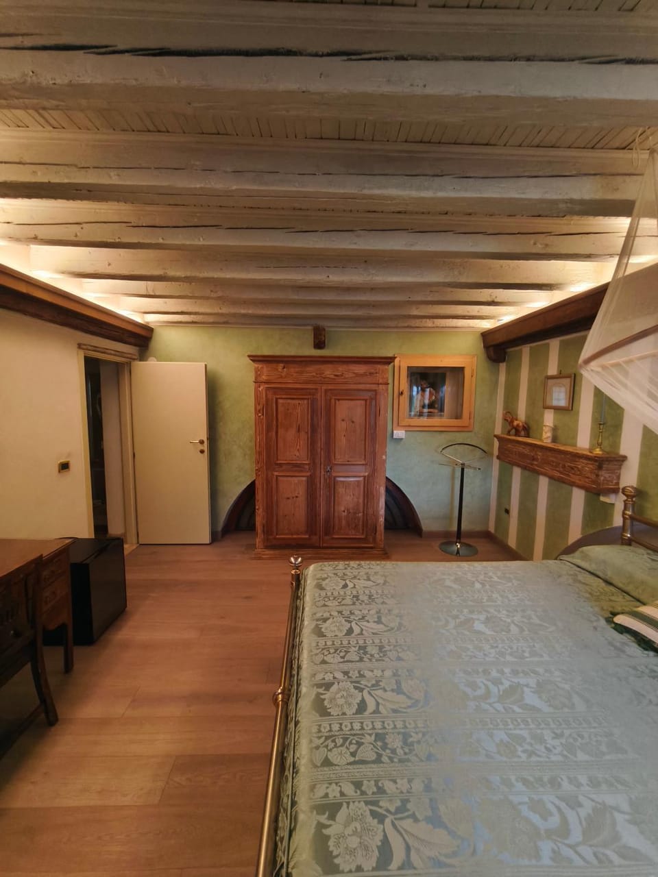 Photo of the whole room, wardrobe