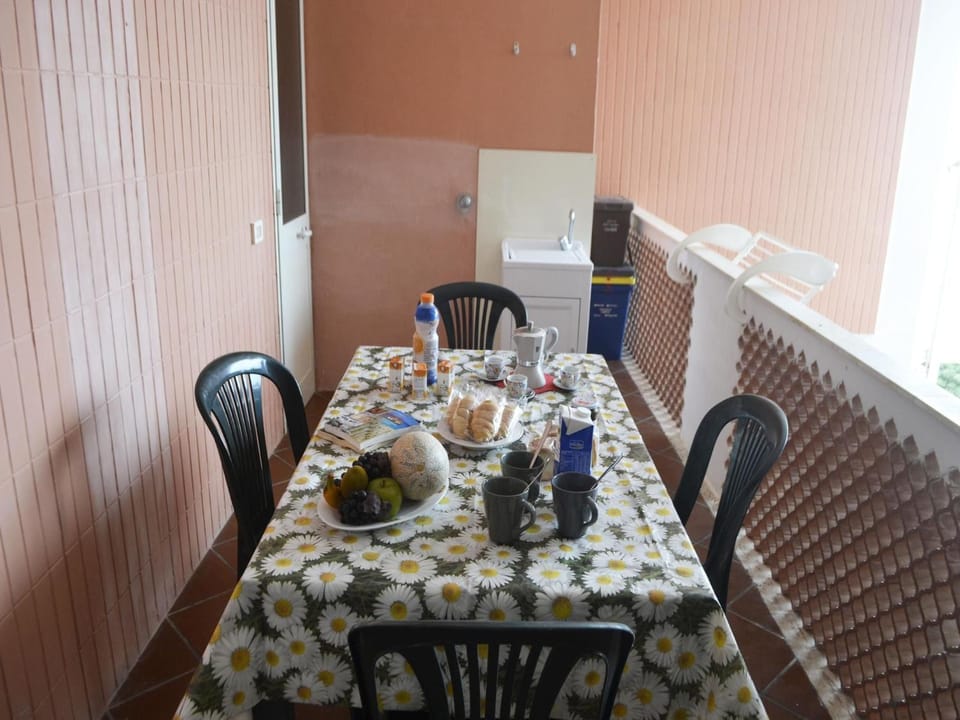 Food and drinks, Dining area, Food