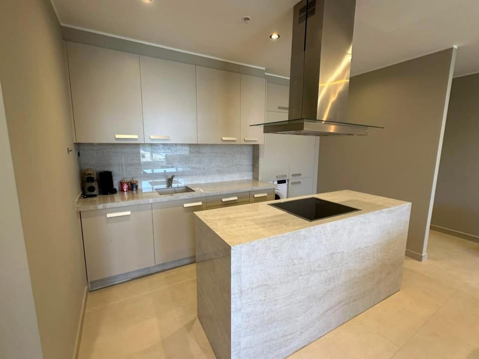 Coffee/tea facilities, Kitchen or kitchenette, oven, stove