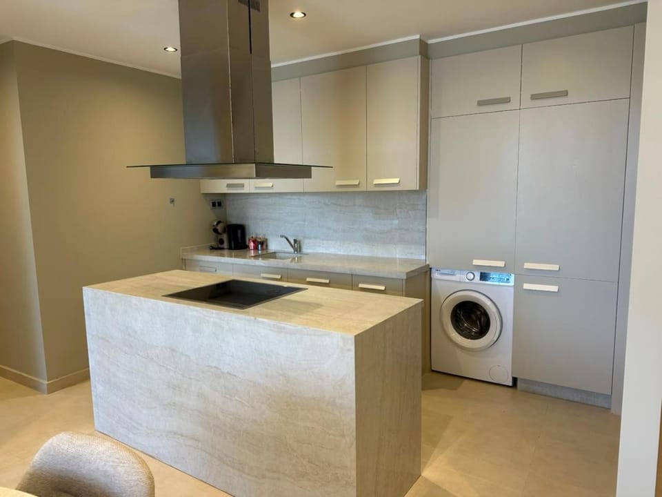 Kitchen or kitchenette, oven, washing machine