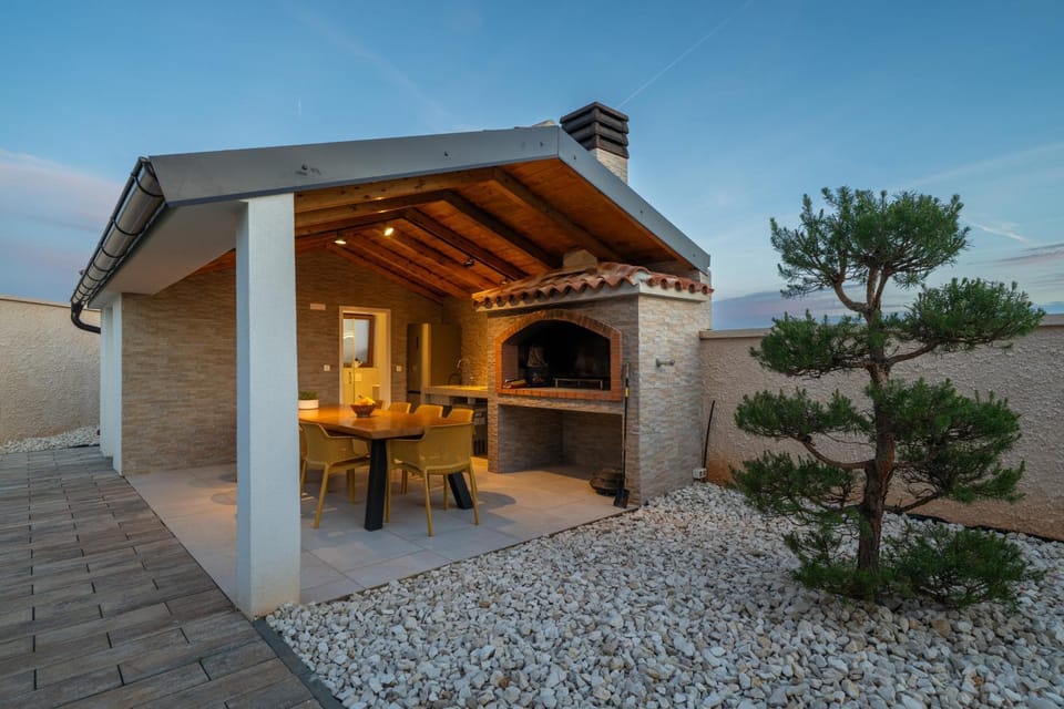 Property building, Patio, Day, BBQ facilities, fireplace