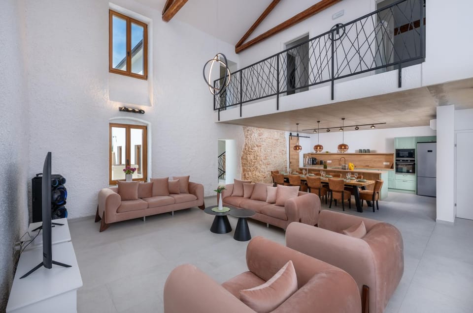Communal lounge/ TV room, TV and multimedia, Kitchen or kitchenette, Living room, Seating area, Dining area