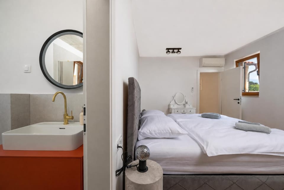 Bed, Bathroom, Photo of the whole room, Bedroom, towels