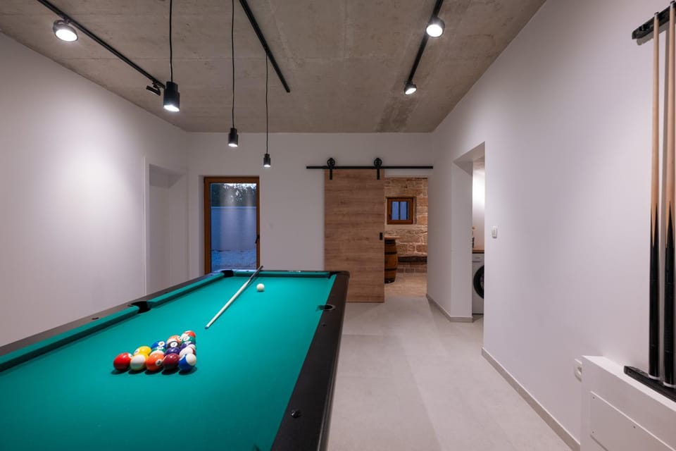Billiard, Game Room