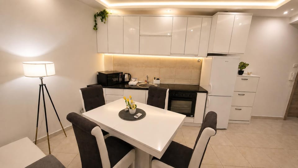 Dining area, kitchen