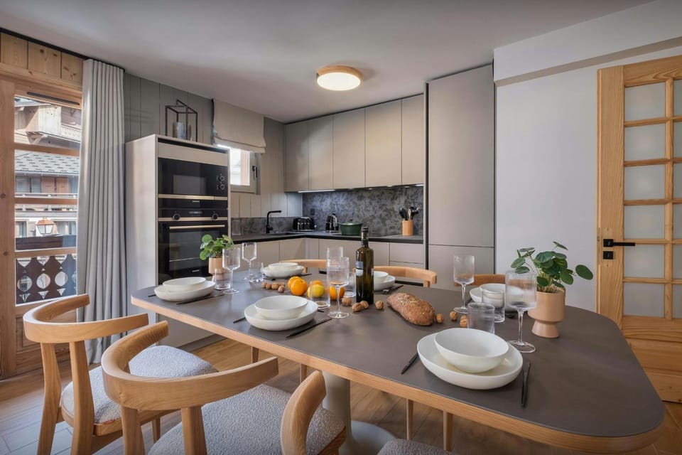 Kitchen or kitchenette, Dining area