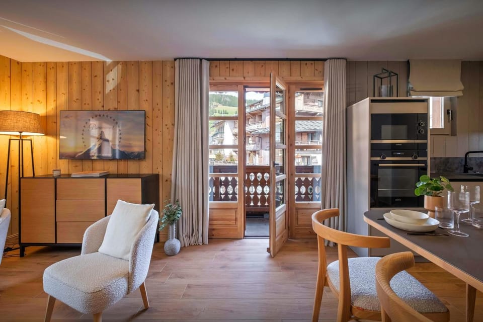 Summer, TV and multimedia, Living room, Seating area, Dining area, Evening entertainment