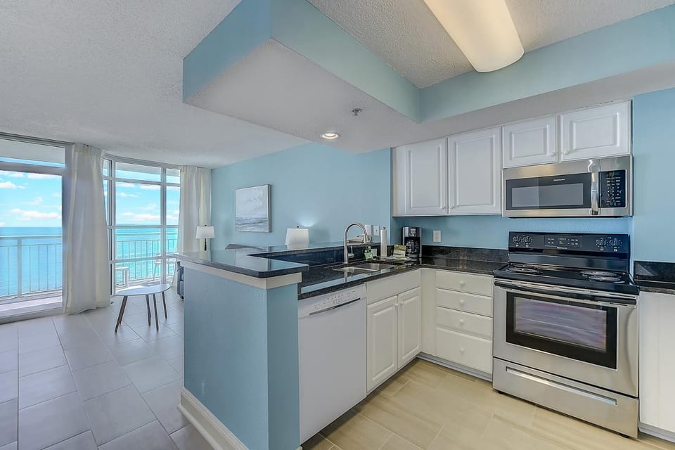 Oceanfront Suite WD Rooftop Pools Hot Tubs House in Myrtle Beach