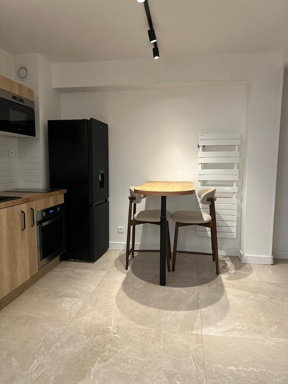 Kitchen or kitchenette, Dining area, oven
