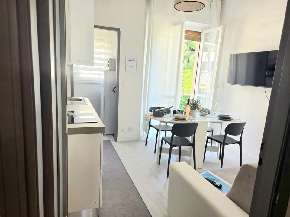 TV and multimedia, Kitchen or kitchenette, Living room, Photo of the whole room, Seating area, Dining area