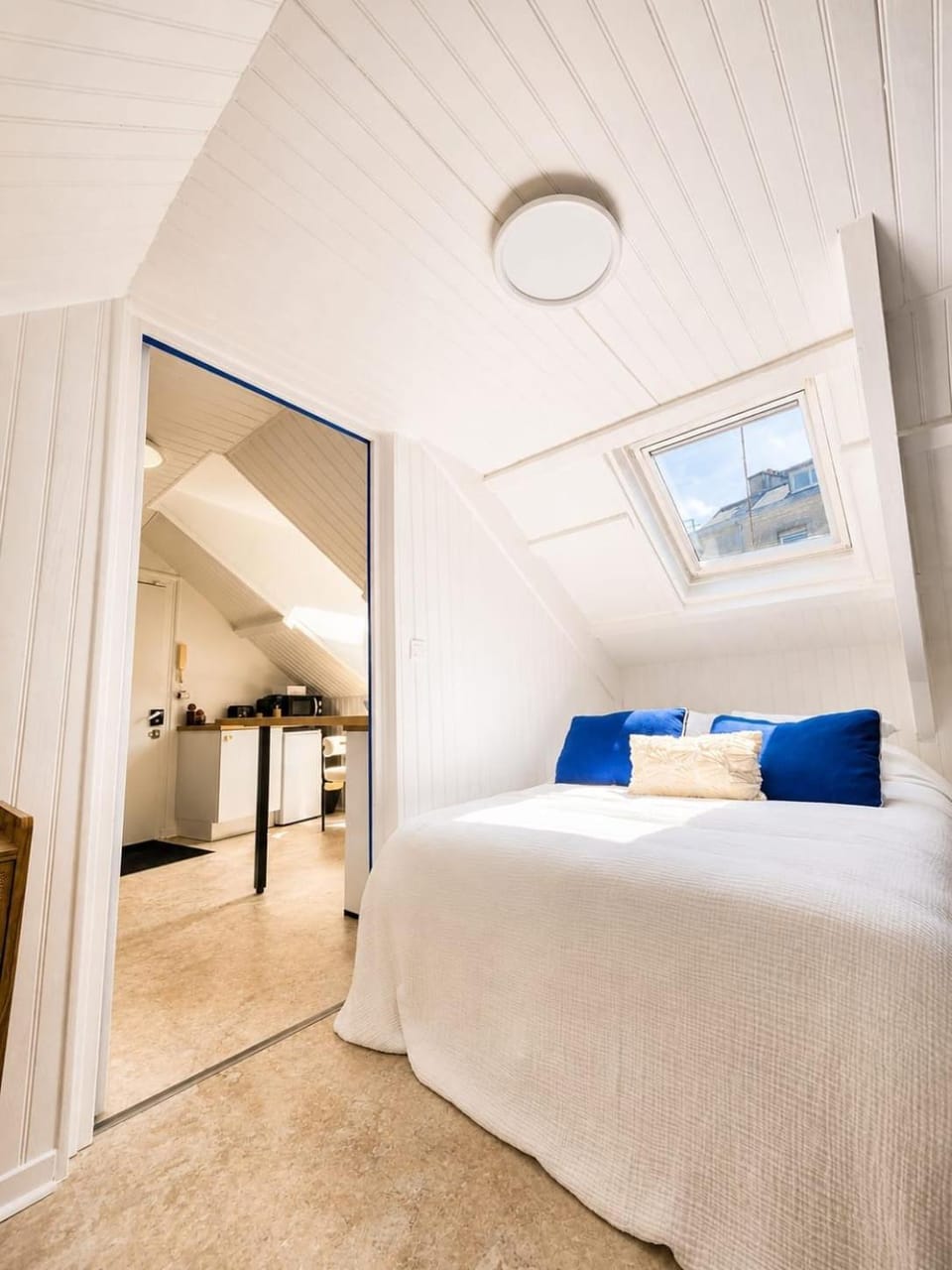 Photo of the whole room, Bedroom