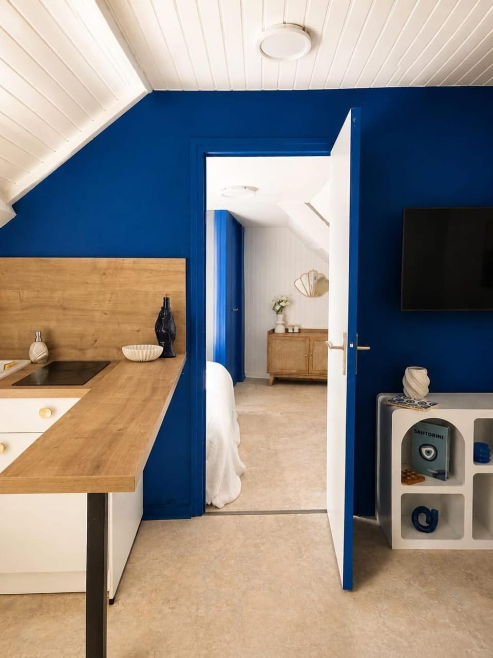 Kitchen or kitchenette, Seating area, Bedroom