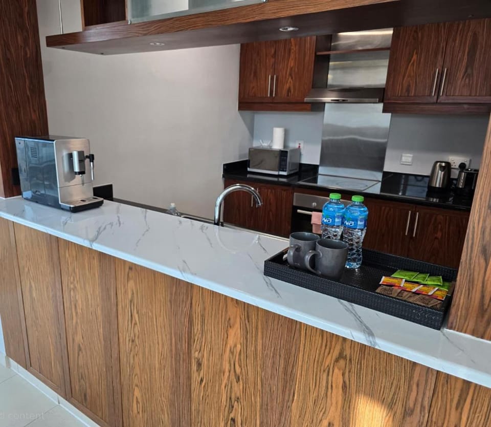 Coffee/tea facilities, Kitchen or kitchenette, microwave, stove, toaster