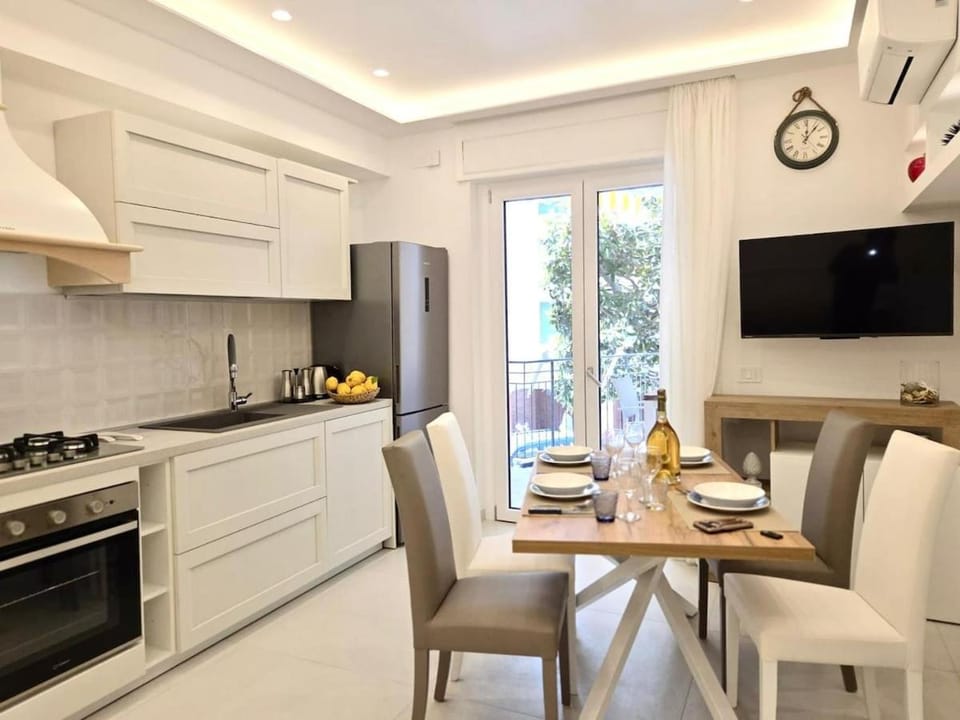 TV and multimedia, Kitchen or kitchenette, Living room, Dining area, stove