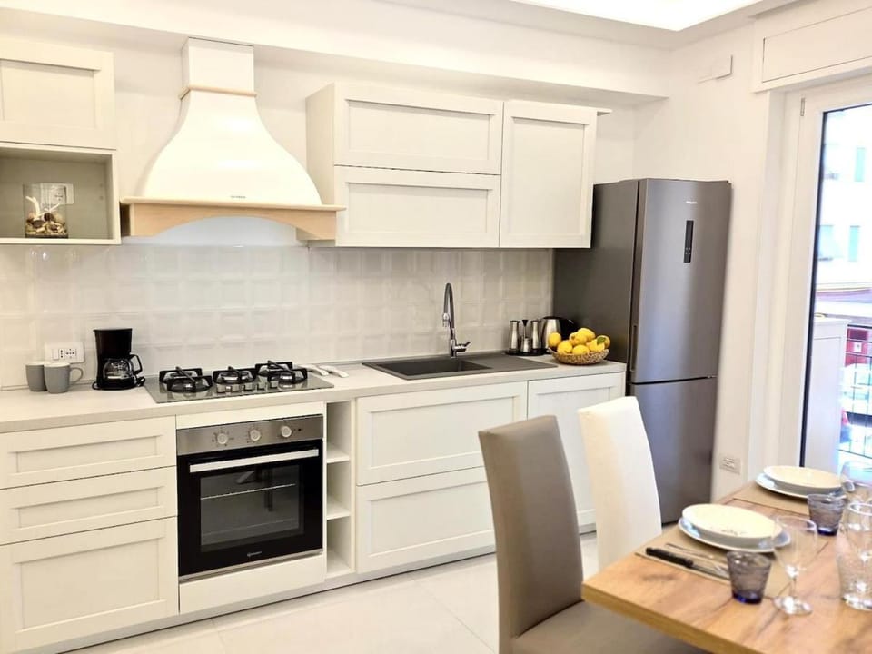 Kitchen or kitchenette, Dining area, Breakfast, stove