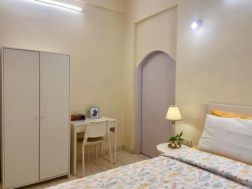 Spacious 1 Bed 2 bath Bandra Balcony Wifi Apartment in Mumbai