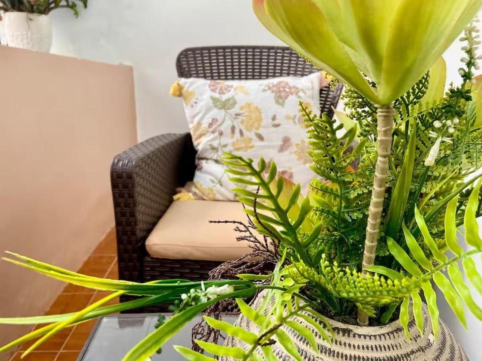 Spacious 1 Bed 2 bath Bandra Balcony Wifi Apartment in Mumbai