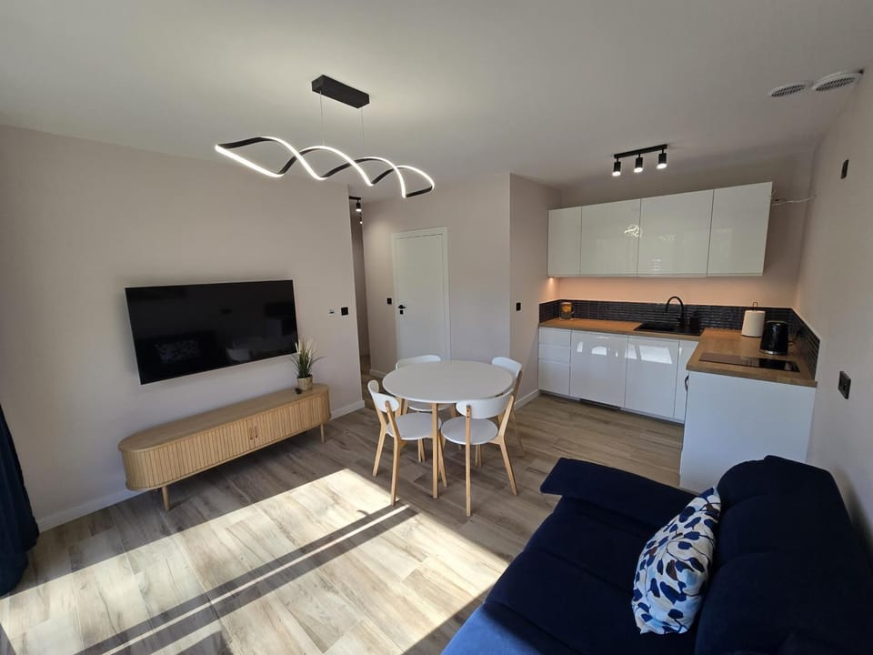 TV and multimedia, Kitchen or kitchenette, Living room, Seating area, Dining area, internet