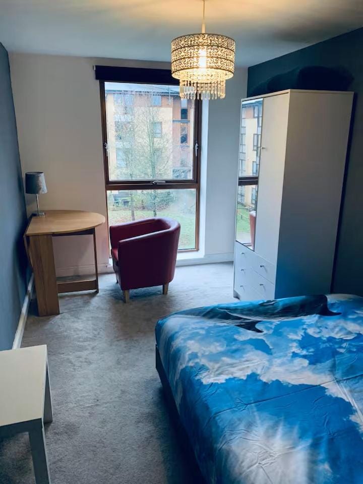 Quiet Room in Crawley Town Centre near Gatwick Airport Vacation rental in Crawley