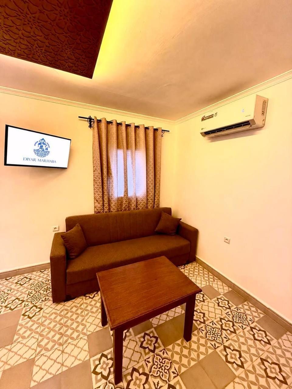 TV and multimedia, Living room, Seating area, air conditioner