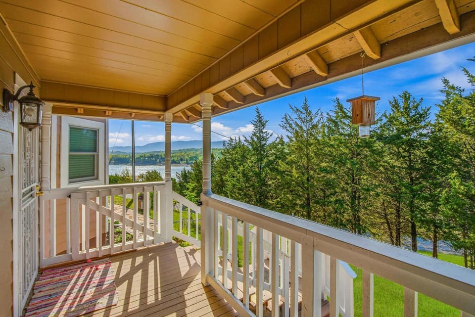 Scenic Lake View Cabin Retreat ADA compliant Views Cabin in Douglas Lake