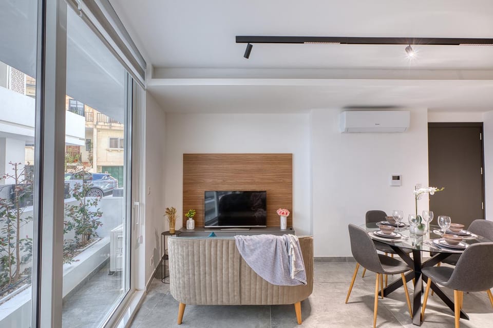 TV and multimedia, Living room, Seating area, Dining area, air conditioner