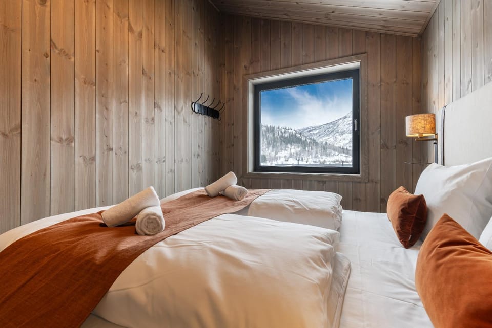Bedroom, Mountain view