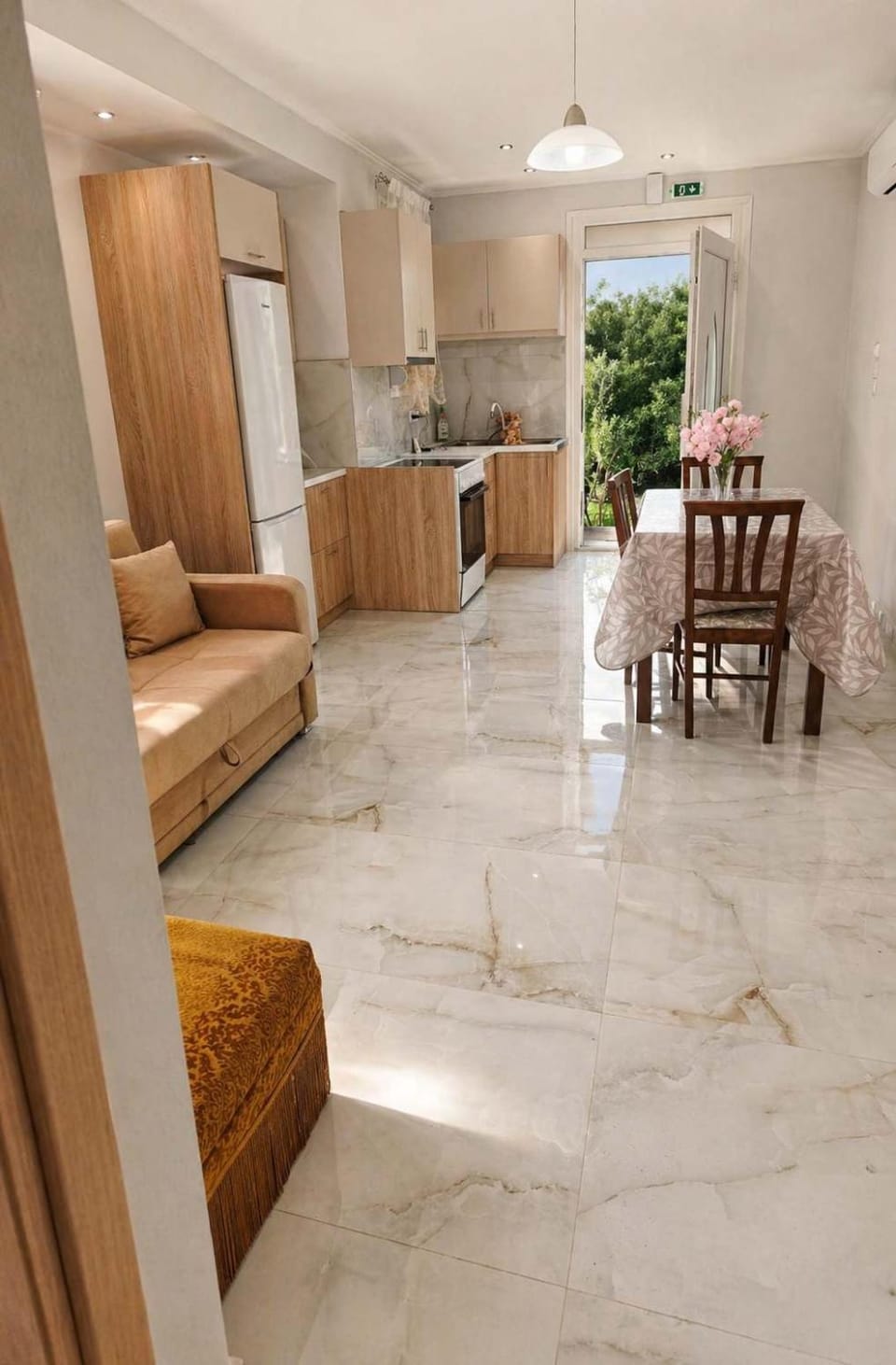 Kitchen or kitchenette, Living room, Seating area, Dining area, oven
