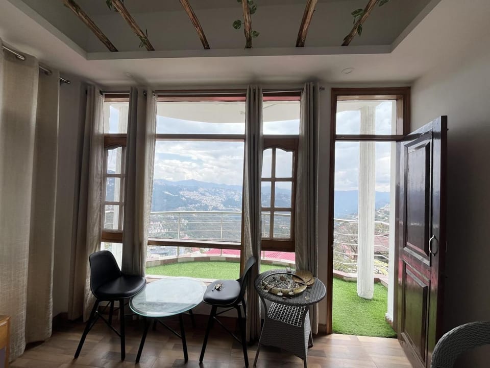 Siesta B&B Private Balcony & Himalayan Sunrise Views Hotel in Shimla