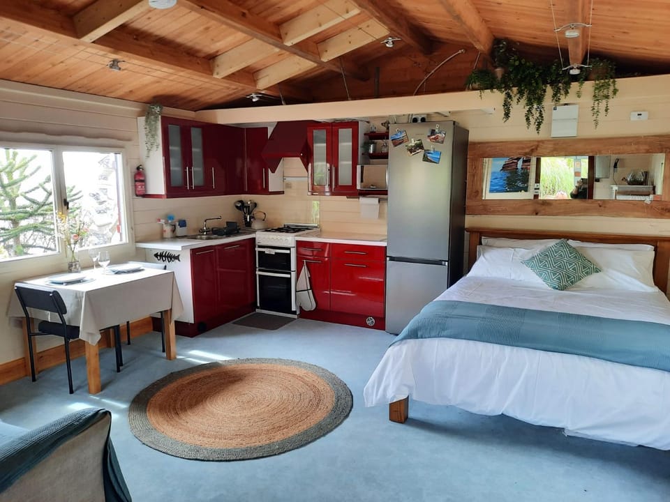 Dining area, Bedroom, pet friendly, pet friendly, kitchen