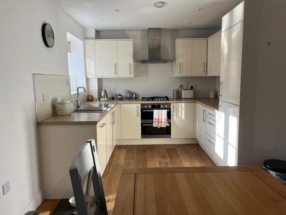 Kitchen or kitchenette, Dining area, oven, stove