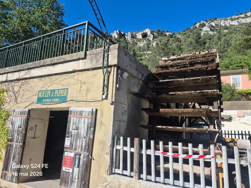 STUDIo VUE EXCEPTIONNELLE CENTRE parking gratuit Apartment in Fontaine-de-Vaucluse