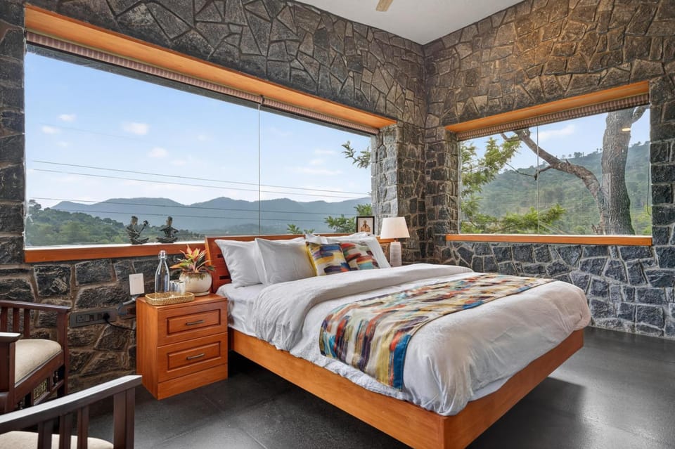 Photo of the whole room, Bedroom, Mountain view