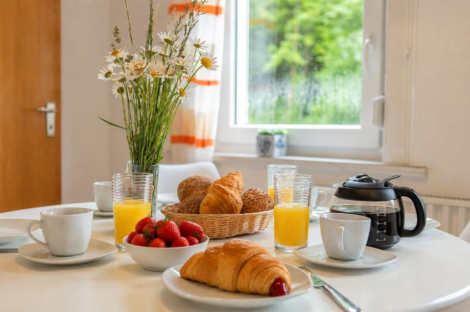 Coffee/tea facilities, Food and drinks, Seating area, Dining area, Food, Breakfast, Continental breakfast, kitchen