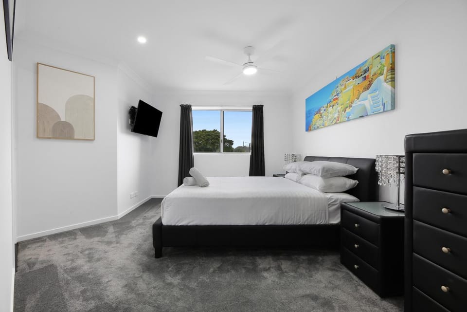 Spacious 2-Bed Stay on Marine Parade Apartment in Main Beach