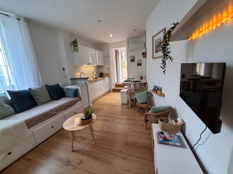 TV and multimedia, Kitchen or kitchenette, Living room, Seating area