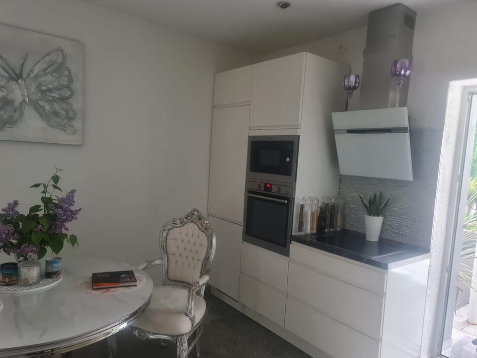 Kitchen or kitchenette, oven