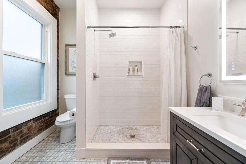 Spacious 6-Bed Retreat by Pitt, CMU & Downtown House in Shadyside