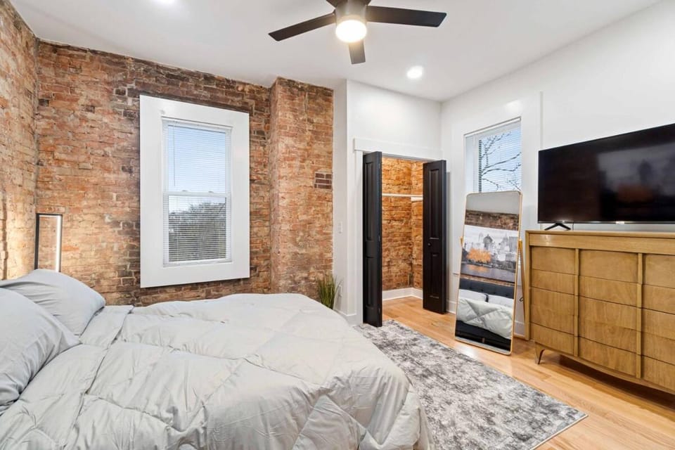 Spacious 6-Bed Retreat by Pitt, CMU & Downtown House in Shadyside